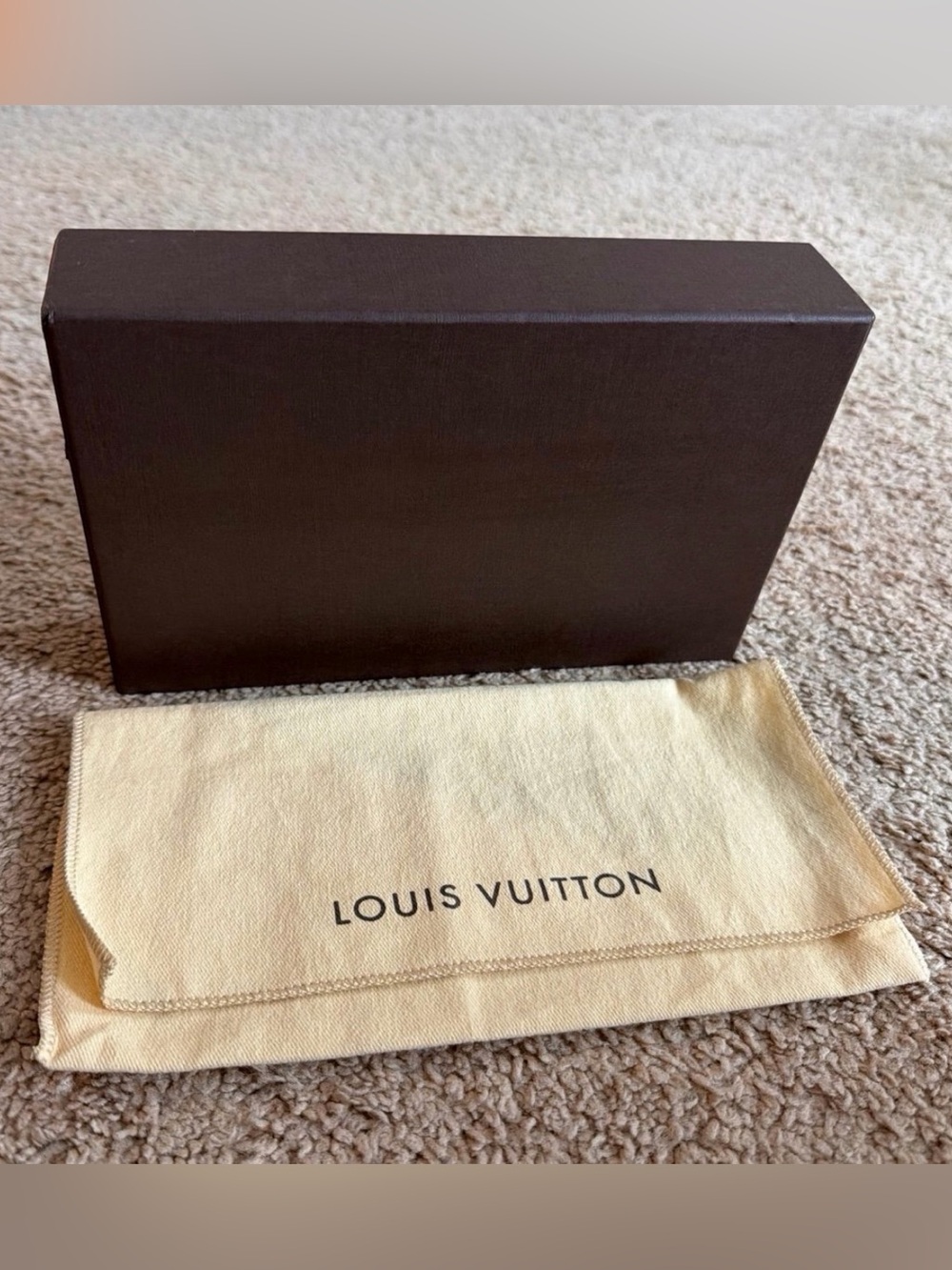 Louis Vuitton - Picture 2 of 12